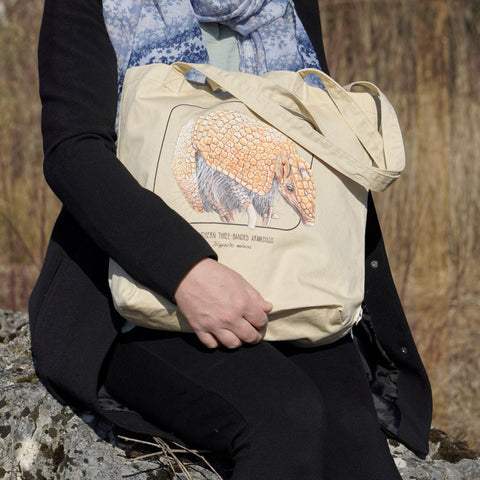 Large tote bag with a cute little southern three-banded armadillo on it. 100% organic cotton. We use it often to carry things, like our beach stuff on a sunny day!
