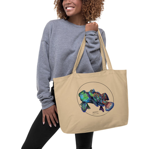 This couple of Mandarinfish adds some serious colour to your day! This large tote bag, made from 100% organic cotton, is incredibly versatile. Beach bag, shopping bag, travel bag, or just as a present.