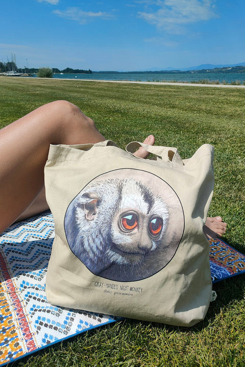 Tote bag with a grey-handed night monkey on the beach. Good for summer days!