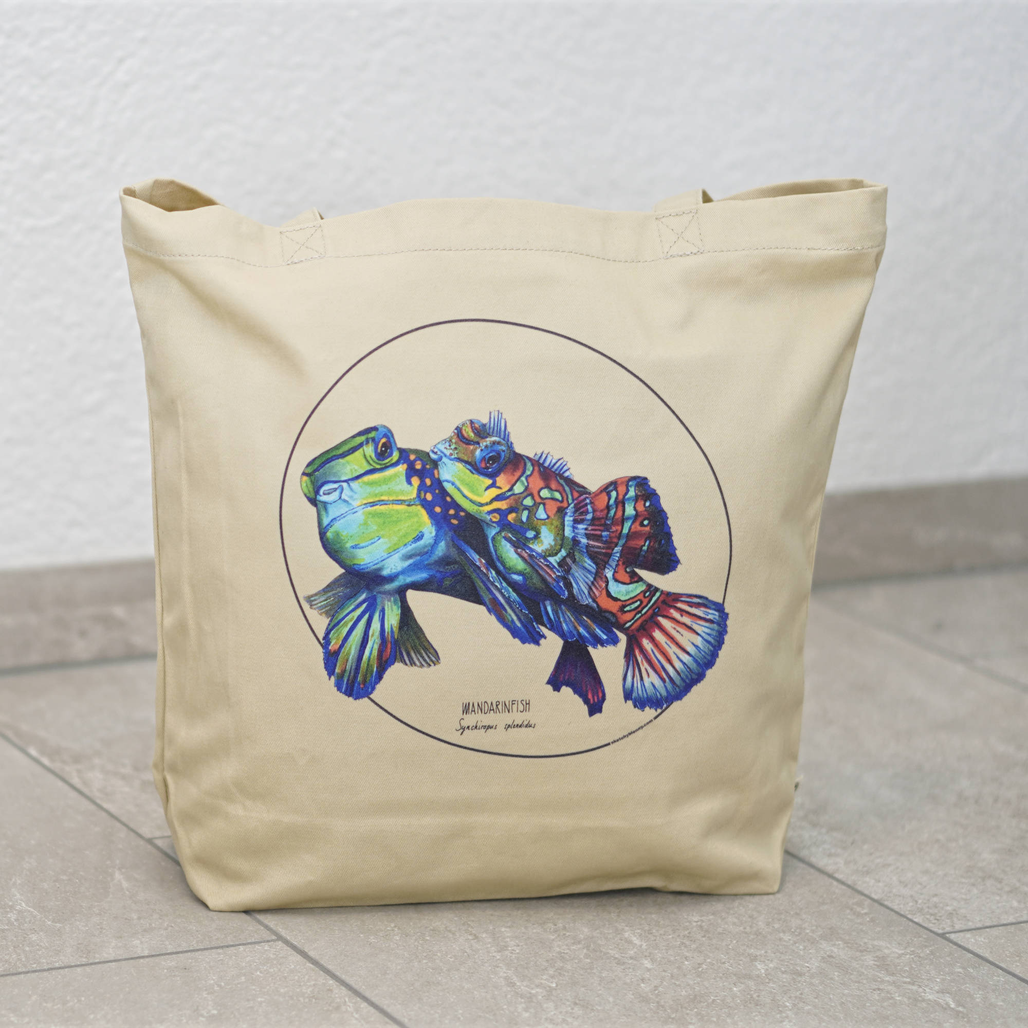 This couple of Mandarinfish adds some serious colour to your day! This tote bag, made from 100% organic cotton, is incredibly versatile. Beach bag, shopping bag, travel bag, or just as a present.
