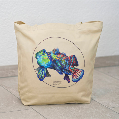 This couple of Mandarinfish adds some serious colour to your day! This tote bag, made from 100% organic cotton, is incredibly versatile. Beach bag, shopping bag, travel bag, or just as a present.