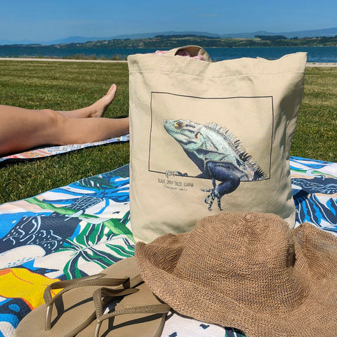 Our tote bag with print of an iguana. Beautiful print of hand-drawn animal, 100% organic cotton. Shopping bag, travel bag, or as a beach bag, as we've done here!