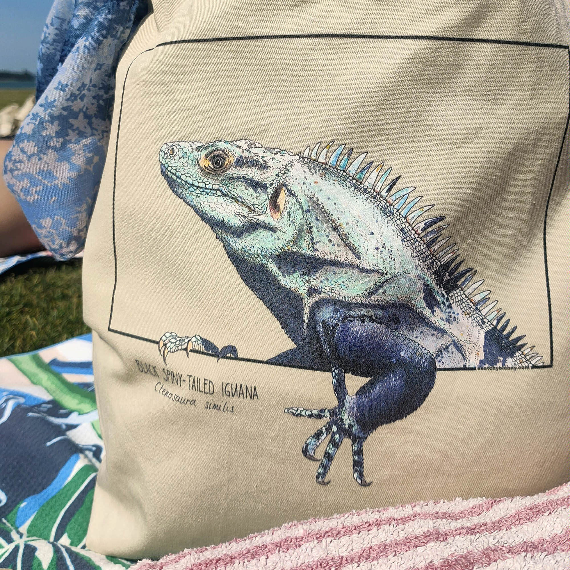 Ourote bag with print of an iguana. Beautiful print of hand-drawn animal, 100% organic cotton. Shopping bag, travel bag, or as a beach bag, as we've done here!t