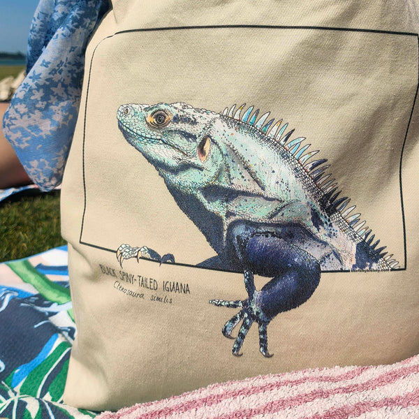 Ourote bag with print of an iguana. Beautiful print of hand-drawn animal, 100% organic cotton. Shopping bag, travel bag, or as a beach bag, as we've done here!t