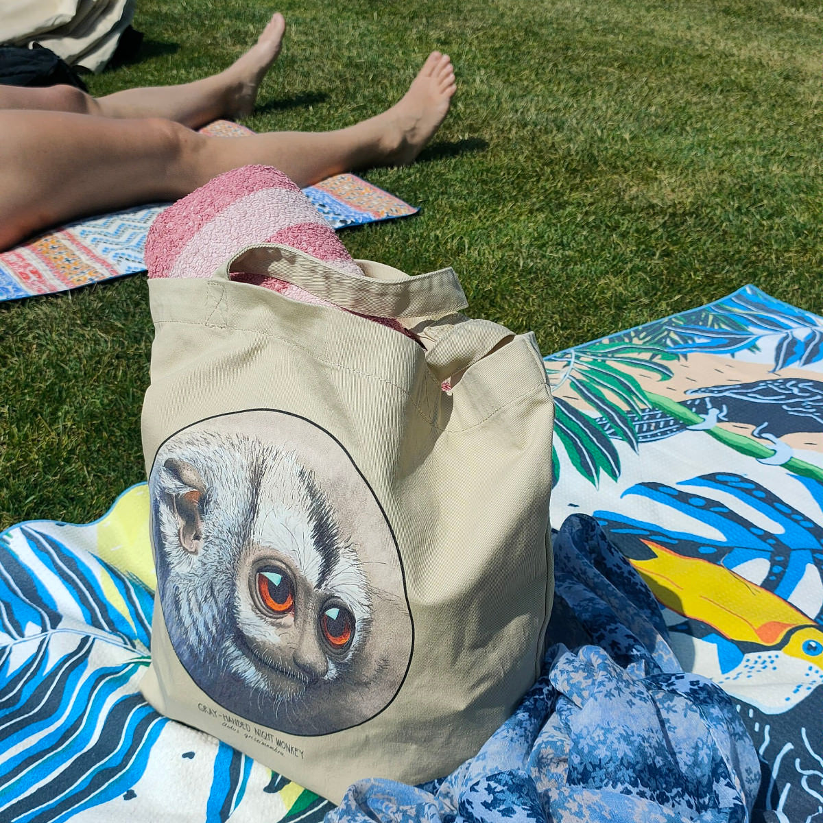 Sketchy Blenny organic tote bag with a cute monkey print. Sturdy and spacious, ready for the day's challenges! Shopping bag, library bag or as beach bag as shown in this photo!