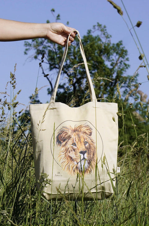 Organic tote bag with a hand-drawn lion print. Sturdy cotton fabric.