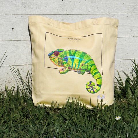 Sketchy Blenny tote bag with a print of a stunning green panther chameleon. Beautiful print of a hand-drawn animal, 100% organic cotton. Beach bag, shopping bag, travel bag, or just as a present. Here seen taking a sunbath.