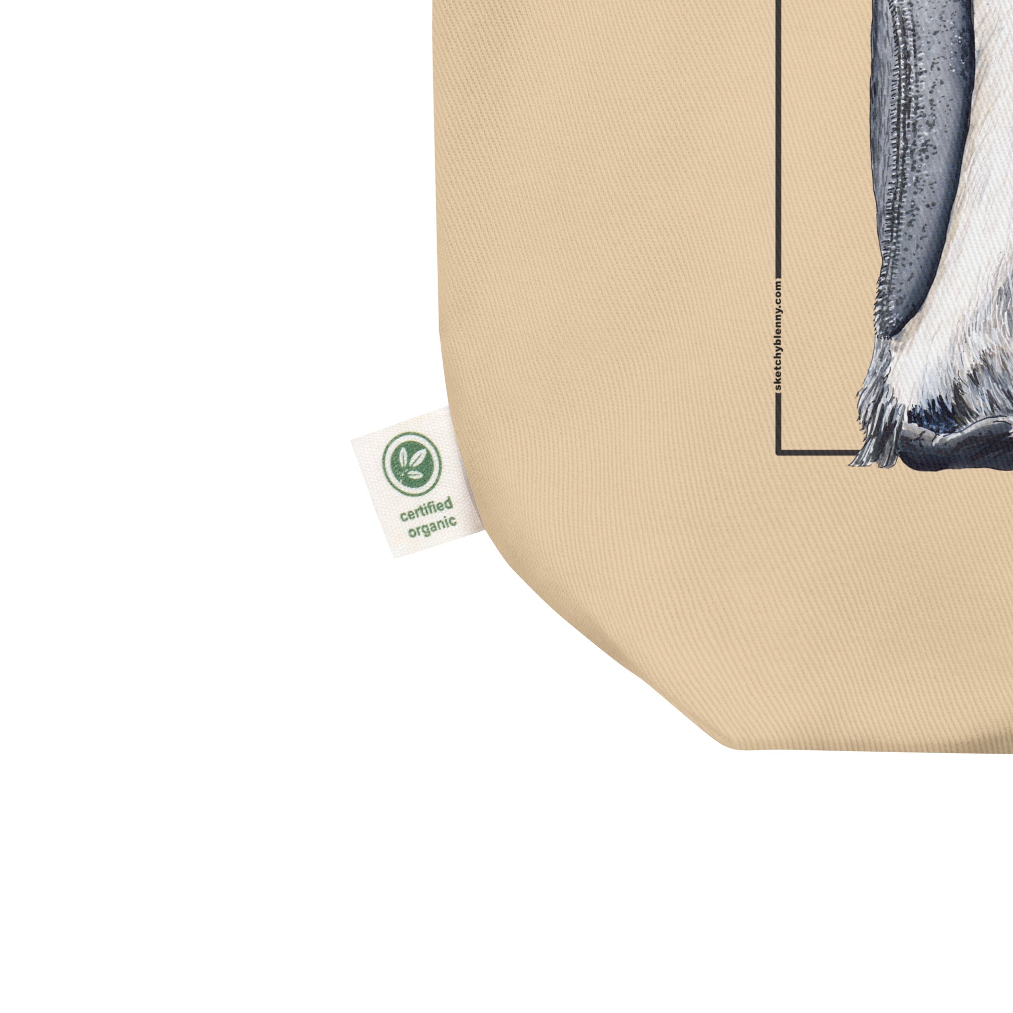 Detail of the organic label of our sturdy tote bag. It comes with a beautiful print of a hand-drawn pair of king penguins huddled together. 100% organic cotton. Beach bag, shopping bag, travel bag, or just as a present.