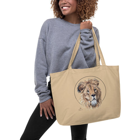 Sketchy Blenny tote bag with a beautiful, life-like print of a hand-drawn lion. 100% organic cotton. Beach bag, shopping bag, travel bag, or just as a present. PETA-approved vegan. Here carried by a woman for shopping.