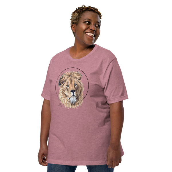 Product mockup of our lion print t-shirt, worn by a female plus-size model. This shirt's base colour is heather orchid.